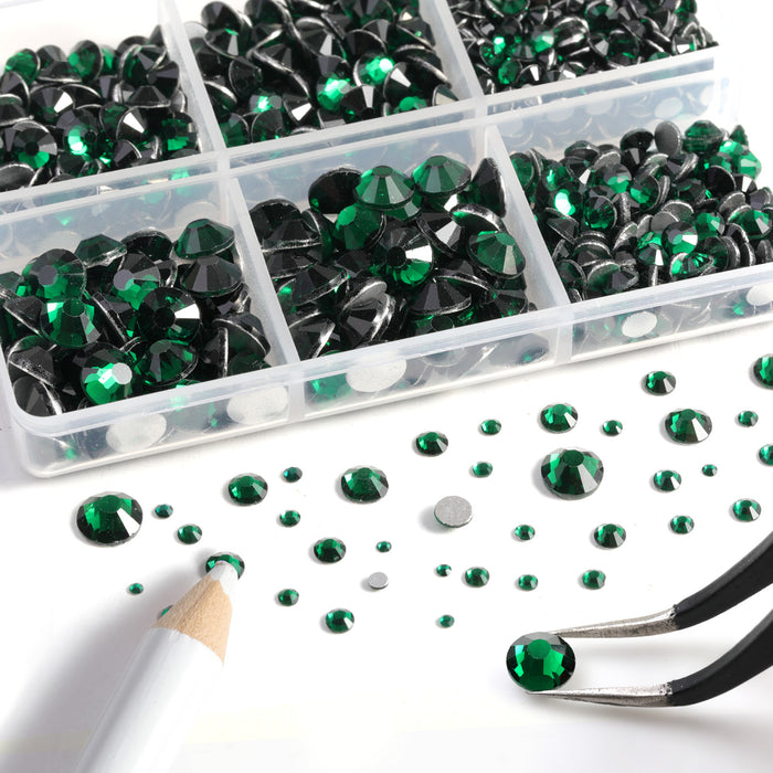 Beadsland 8300 piezas de diamantes de imitación con reverso plano, gemas para uñas, diamantes de imitación de cristal redondos para manualidades, 10 tamaños mezclados con lápiz de cera y kit de pinzas, SS3-SS30-Emerald