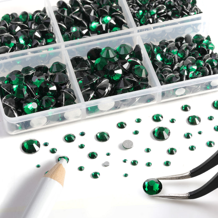 Beadsland 8300 Stück Strasssteine ​​mit flacher Rückseite, Nagelsteine, runde Kristall-Strasssteine ​​zum Basteln, gemischt in 10 Größen mit Wachsstift und Pinzetten-Set, SS3-SS30-Smaragd