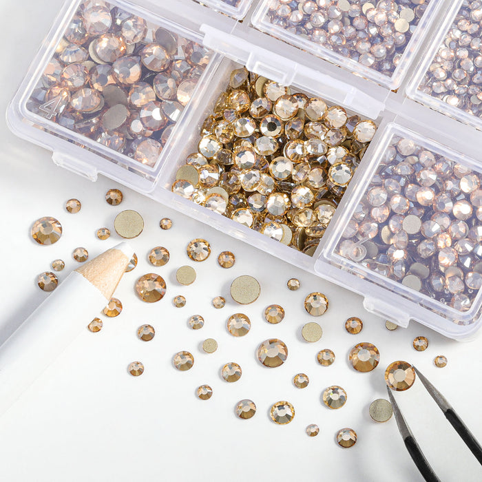Beadsland 4300 piezas de diamantes de imitación con reverso plano, gemas para uñas, diamantes de imitación de cristal redondos para manualidades, mezcla de 6 tamaños con pinzas para recoger y kit de lápiz de cera, sombra dorada