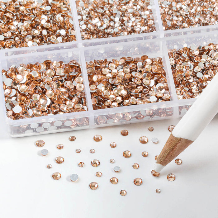 Beadsland 7200 piezas de diamantes de imitación con reverso plano, gemas para uñas, diamantes de imitación de cristal redondos para manualidades, 6 tamaños mezclados con kit de lápiz de cera, SS3-SS10- melocotón claro